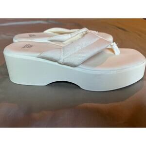 Wild Fable White Angela platform flip flop sandals 8